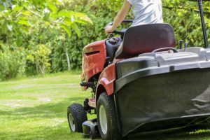 top-5-reasons-to-get-a-lawn-tractor-to-mow-your-lawn